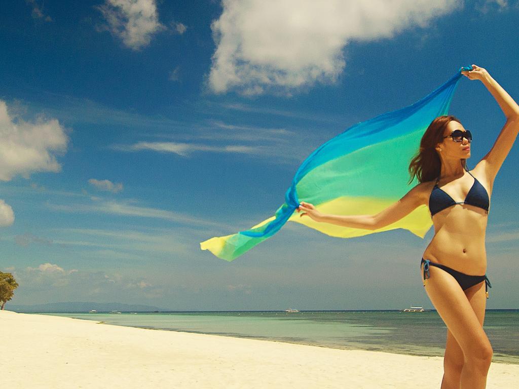 Oceanica Resort Panglao, Bohol Εξωτερικό φωτογραφία A woman wearing a sarong