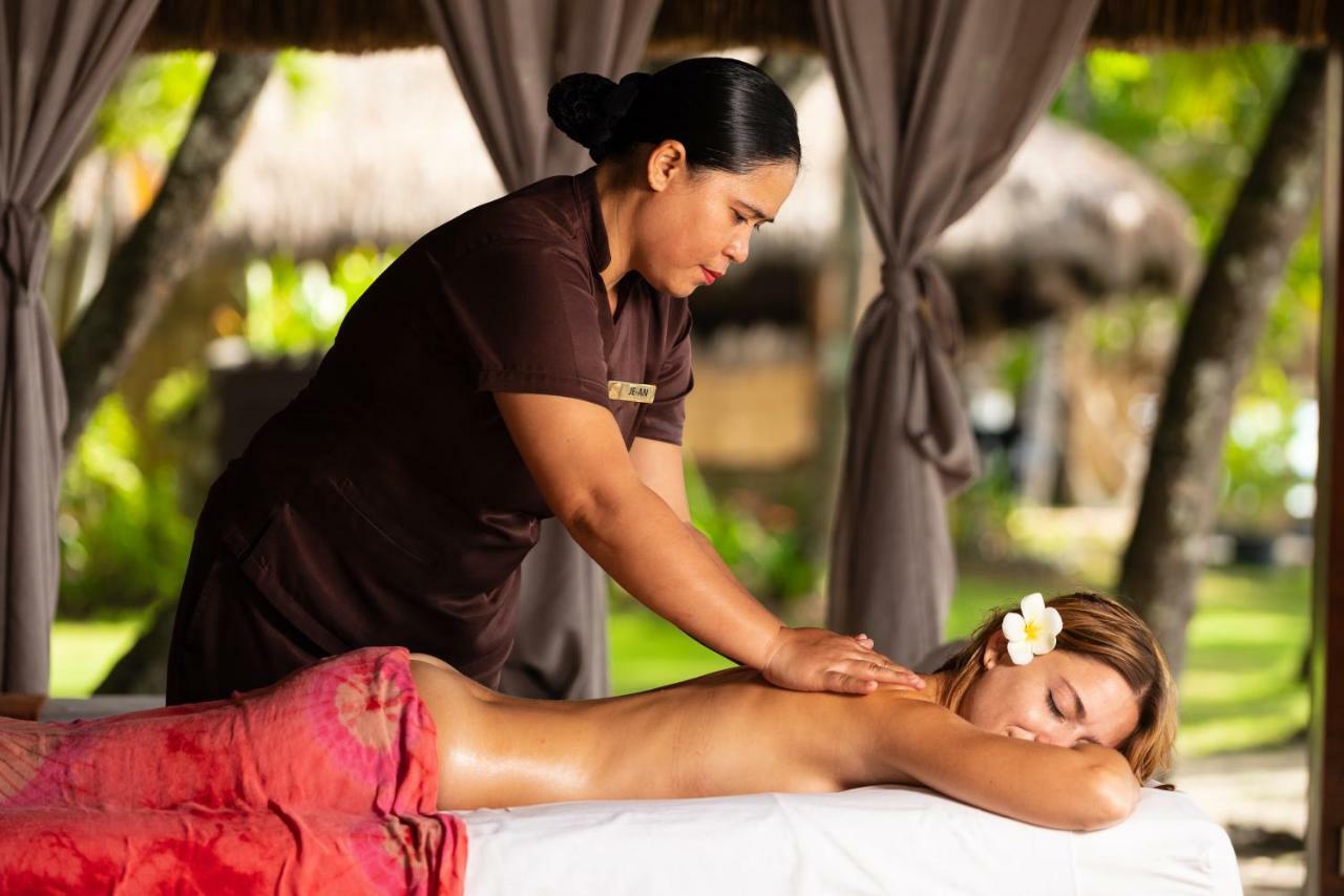 Oceanica Resort Panglao, Bohol Εξωτερικό φωτογραφία A massage therapist at work
